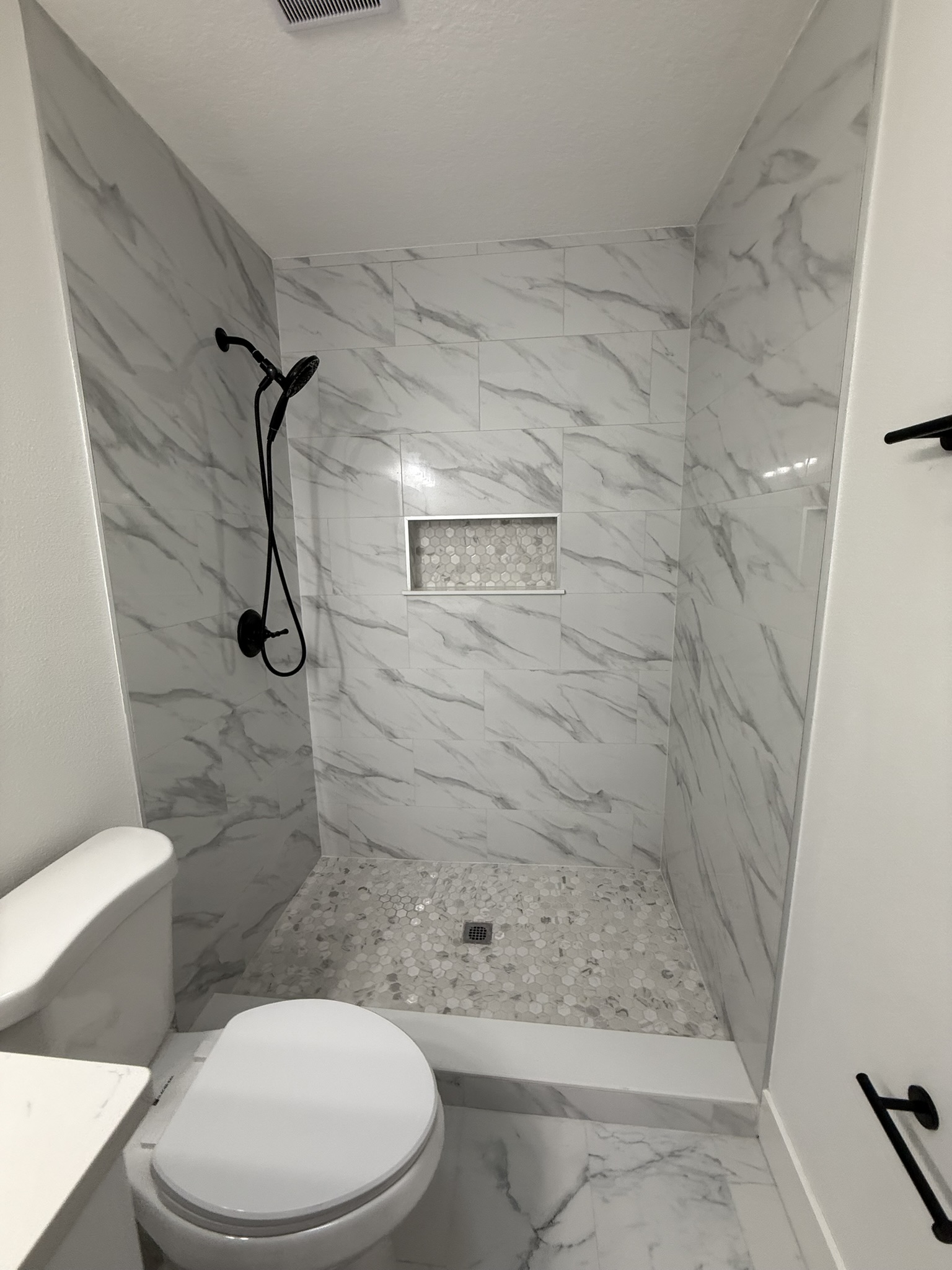 Walk-in shower with tiled niche